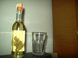 Se compra una botella de caña, se echan dentro algunas hojas de ruda, se la cierra y se la guarda. Cana Con Ruda Antigua Tradicion Para Matar El Bicho