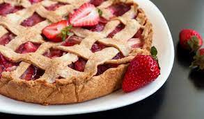 Ungeti marginile aluatului cu albusul ramas de la prepararea aluatului. Placinta Cu Rubarba Si Capsuni Elle Ro