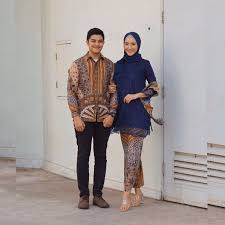 Memiliki tekstur timbul dan tegas, sehingga memberikan kesan mewah saat digunakan. Inspirasi Model Kebaya Modern Wanita Untuk Berbagai Acara