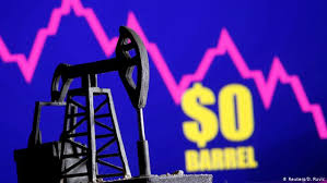 Harga minyak tersebut diperdagangkan dengan satuan dolar amerika serikat per barel atau usd/bbl. Mengapa Harga Minyak Mentah Di Pasaran Dunia Anjlok Dan Apa Dampaknya Dunia Informasi Terkini Dari Berbagai Penjuru Dunia Dw 22 04 2020