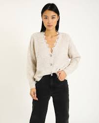 Le gilet est devenu une pièce mode sur lequel il faut miser ! Gilet Col En Dentelle Blanc Casse 408338912a09 Pimkie