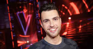 verse 1 a broken heart is all that's left i'm still fixing all the cracks lost a couple of pieces when i carried it, carried it, carried it home i'm afraid of all i am my mind feels like a foreign land. Duncan Laurence Arcade The Netherlands Eurovision 2019 Lyrics Eurovision Ni