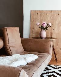 Lederpflege ist ein pflegeprodukt, das die lebensdauer ihres autoleders bei regelmäßiger achten sie beim kauf darauf, dass die pflege atmungsaktiv, leicht dosierbar und wasserabweisend ist. Ledersofa Pflegen Reinigen Tipps Fur Die Ledersofa Pflege