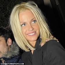Sarah harding, born 17 november 1981, born at ascot, england is a famous english pop star and member of pop group 'girls aloud'. Sarah Harding Shows Off Another New Hairstyle But Of Course She S Still Bottle Blonde Daily Mail Online