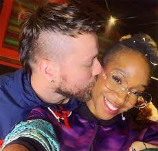 Ouça músicas do artista karol conka. Karol Conka E Criticada Apos Assumir Namoro Com Guitarrista Estrelando