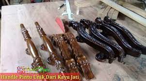 Handle ini ada yang terbuat dari bahan stainless steel, bahan alumunium, bahan kayu, dan bahan batu marmer juga batu onix. Harga Handle Pintu Kayu Jati Jepara Tarikan Pintu Kayu Jualpintu Co Id