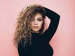 dauerwelle sie ist zuruck und so schon wie nie frisuren dauerwellen lange haare frisuren mit dauerwelle