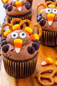 Reese's pieces turkey cupcakes are perfect for kids to decorate to get in the thanksgiving spirit! 25 Thanksgiving Cupcakes Thanksgiving Cupcake Recipes 2020
