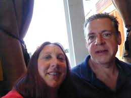 Mujer se separa de su esposo por un novio virtual y termina estafada