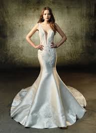 Hol dir dein perfektes kleid bei asos. Cremefarbenes Fit And Flare Brautkleid Aus Satin Mit Stickerei Und Tiefem V Ausschnitt Von Blue By Enzoani Modell Lane Heiraten Mit Braut De