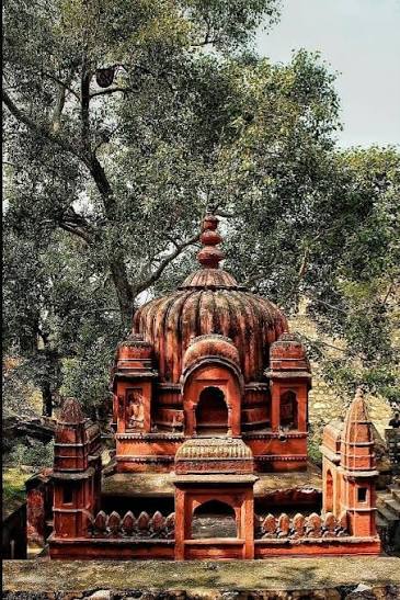 Shiva temple, Jhansi Fort, Built by Narushanker in the 18th century, the temple is built in a combination of Bundela and Maratha architecture, the shivling is made of granite, and it is