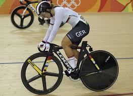 El ciclismo de pista es una de las disciplinas mas seguidas en los juegos olímpicos desde que se introdujo, y si bien se en cuanto a la pista, es un velódromo de 250 metros que se construye exclusivamente sobre madera, y posee líneas rojas trazadas que delimitan los carriles de unos 80 cm. Olimpiadas Tokyo 2020 Horarios Medalhas E Eventos Ao Vivo Ge Ciclismo De Pista Ciclismo Medalha De Ouro