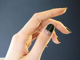 Line Nails Der Hubsche Nagel Trend Zum Nachmachen Mit Bildern Minimalist Nails Koreanische Nagelkunst