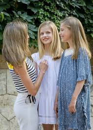 Casa regală, ca şi legislativul, nu se supune controlului curţii de conturi, însă cheltuielile sunt verificate de un inspector, care redactează rapoarte trimestriale. Pro Tv Imagini De Colectie Cu Familia Regala A Spaniei Nu Degeaba Se Spune Ca Sunt Cea Mai Stilata Familie Din Lume