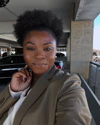 Easy Outfit Combo that always works: An oversized blazer, basic T-shirt,  black leggings, and statement slingback heels! Happy Friday beautiful  people…..💚🤍🖤 ~~~~~~~~ Shop the look and similar pieces in my bio! Blazer  @