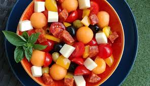 Salade Sucree Salee A L Espagnole Happycurio Salade Recette Salade Fruits Et Legumes