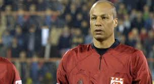 Türk futbol tarihinin en disiplinli hakemlerinden olan serdar tatlı maç öncesi seramonide futbolculara ayar veriyor. Merkez Hakem Kurulu Baskani Serdar Tatli Oldu