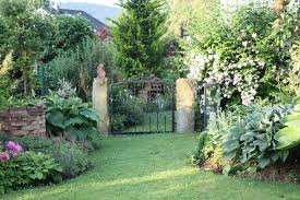 Im Garten Mit Sabine Wuhr Ich Bin Stolz Ein Solches Fleckchen Erde Zu Besitzen Garten Erde Fleck