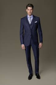 Hinterlassen Sie Einen Bleibenden Eindruck Der Klassisch Maskuline Dreiteiler Besticht Durch Sein Krafti Blauer Anzug Business Casual Manner Herrenmode Anzuge