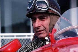Juli 1995), med tilnavnet el chueco (the bowlegged eller bandy legged one) eller el maestro. Juan Manuel Fangio Profile On Snaplap