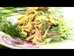 салат с пекинской капустой и красной рыбой и сухариками Salat S Salyami I Pekinskoj Kapustoj Recept S Fotografiyami Patee Recepty