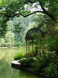 Ce Jardin Offre La Possibilite D Avoir Une Vue Exceptionnelle Au Calme Secret Jardins Secretos Jardim Lindo E Paisagismo