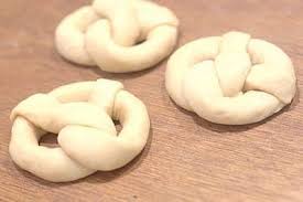 Petits Beignets Bretzel Au Sucre Recette Pour Le Gouter Recette En 2020 Bretzels Beignets Recette De Bretzel