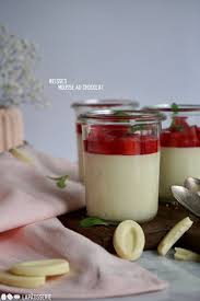 Schnell Lecker Und Saisonal Luftige Weisse Mousse Au Chocolat Mit Rhabarberkompott Mousse Au Chocolat Rezept Weisse Mousse Au Chocolat Mousse