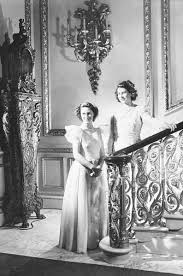 La Reine D Angleterre En Photos Les Annees 1940 D Elizabeth Ii Pincesse Margaret Reine D Angleterre Elizabeth Ii