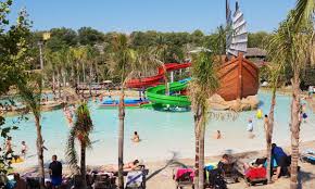 Les campings sur la costa brava en espagne sont situés à proximité des stations animées telles que blanes, platja de pals et tossa de mar, où vous pourrez profiter des terrasses de cafés le jour et des clubs la nuit. Camping Costa Brava Luxus Urlaub Im Mobilheim Gunstig Buchen Bei Luxcamp