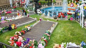 A music and film icon whose natural blend of country, pop, and r&b sold millions and became the cornerstone of rock & roll. 40th Death Anniversary Of Elvis Presley A Look At Graceland Mansion Architectural Digest India