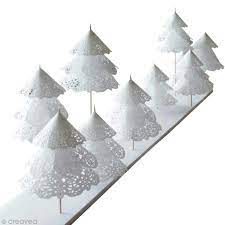 Comment réaliser une corbeille de bureau à l'aide d'un napperon comment fabriquer un sapin de noël original ? Creer Une Foret De Sapins En Napperons De Papier Idees Conseils Et Tuto Decoration De Table