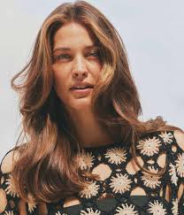 Teddy bear brunette, il castano dorato per l'Estate 2025