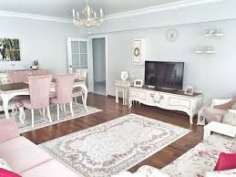 Pastel Renklere Kirmizi Vurgusuyla Fidan Hanimin Sicacik Evi Ev Gezmesi Oturma Odasi Fikirleri Ev Oturma Odasi Oturma Odasi Takimlari
