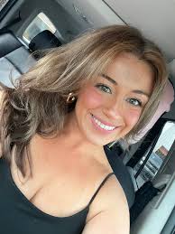 Hi everyone my name is Katerine, I'm a licensed hairstylist at Salon