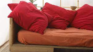 Geknöpfte und gerundete bezüge sind mit schaumstoff polsterbar, um gleichmäßig glatte fläche zu schaffen. Sofa Neu Beziehen So Geht S