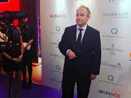 Aaron simpson, 35, is chief executive of quintessentially, the global concierge service, and founding partner of quintessentially estates, a property search service launched earlier this year. Quintessentially Cofounder Aaron Simpson Manages The Lives Of Billionaires And Celebrities