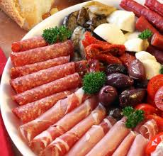 Servitela con salumi a parte,in modo che ognuno possa comporre dei piccoli sandwich. Antipasti Come Guarnire I Piatti