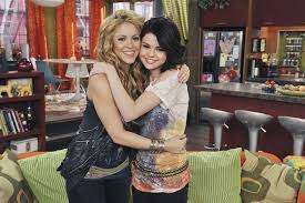 On The Set Of A Wizards Of Waverly Place Episode Selena Gomez Photos Alex Russo Outfits Wizards Of Waverly Place