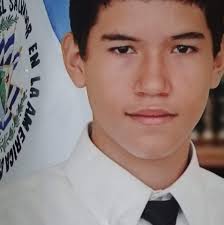 Hoy llegó a mi carro este lindo pajarito canario. Estuvo ahí por unos 4 o 5  minutos, entonces decidí hacer un pequeño video y compartirlo con ustedes.