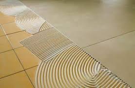 İlk olarak alt zemini hazırlamalıyız Eski Karo Uzerinde Yeni Bir Fayans Nasil Yerlestirilir Eski Olanin Ustune Yeni Bir Fayans Koymak Mumkun Mudur Standart Teknolojiye Gore Kurulum