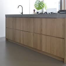 keukenfronten op maat voor oa ikea metod kvik siematic of andere nieuwe en bestaande keukenmerken een subtiel keuken ontwerp keuken plint keuken hout beton