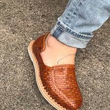 ¡que nada te impida ir a la ultima! Huarache Sandal Woman Leather Mexican Huaraches Yellow Etsy Huaraches Huarache Sandals Huaraches Outfit