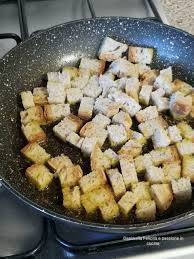 Tostiamo in forno il pancarré e le mandorle per 12 minuti a 80°. Crostini Di Pane Fatti In Casa Ricetta Veloce In Padella O Al Forno Daniwella Felicita E Passione In Cucina