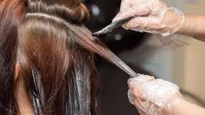 Tes cat pada helai rambut sebelum mengecat. Anti Gagal Ini Tips Mewarnai Rambut Sendiri Di Rumah
