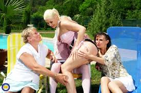 Kinky mature lesbian groupsex with a teen who loves licking pussies - Mature .nl