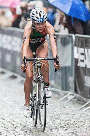 Sol, barre fixe, cheval d'arçon, anneaux, poutre Stockholm Aug 23 Melanie Santos From Portugal Cycling In The Rain At The Womans Itu World Triathlon Series Event August 23 2014 In Stockholm Sweden Stock Photo Picture And Royalty Free Image Image 31186723