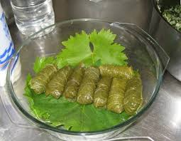 Frunzele de viță de vie se spală bine, în mai multe ape reci, se zvântă cu hârtie absorbantă de bucătărie (sau între două șervete de pânză curate) și se. Sarmale De Post In Foi De Vita De Vie Gustoase Net