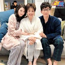 何哲圖/韋景雲 最怕執起冷箭 刺穿謊言 更怕撕開美滿 光影背面 往事如影 隨心 已偷走七年 冷雨滔天 難清洗汚點 最痛不敢再見 卻偏思念 更痛彼此有約 不可兑現 要是回歸原點 再相知一遍 會笑一聲 還是淚流遍 原諒再. é¦¬è²«æ± Google æœå°‹