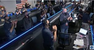 It will descend through the martian atmosphere at a speed of about 20,000 kilometers per hour/kph (12,000 miles per hour). Y0s4wiwcvhgqbm